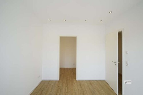 Schlafzimmer mit offenem Kleiderschrank - 