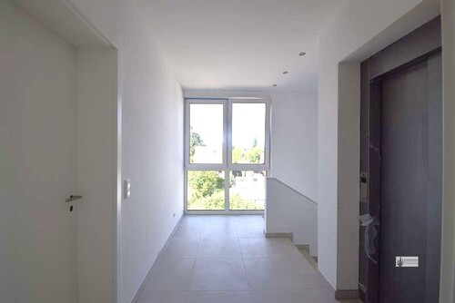 Flur mit Fahrstuhl vor der Wohnungstür - 