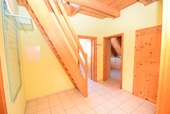 9. Flur mit Holztreppe ins Dachgeschoss - 
