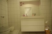 WC mit großem Waschbecken - 