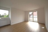 Blick ins Wohnzimmer mit Balkontür - 