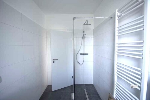 Bad mit Schwalldusche und Glasspritzschutzwand - 