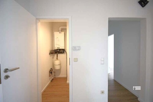 Blick in den Abstellraum mit Gas-Etagenheizung - 