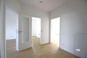 Flur mit Tür zum SZ und Küche und WZ - 