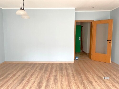 Wohnzimmer mit Flurtür - 3 Zimmer Erdgeschoßwohnung in Bremen