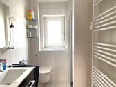 Blick ins Badezimmer mit Dusche - 