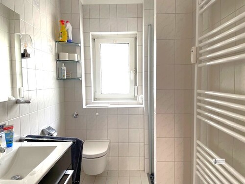 Blick ins Badezimmer mit Dusche - 