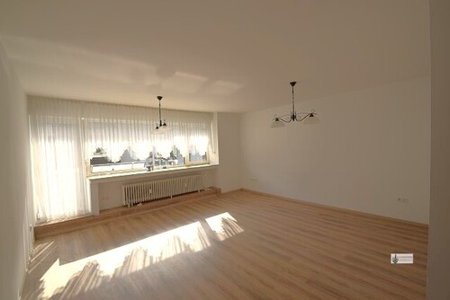 Wohnzimmer mit Balkontür - Erdgeschoßwohnung mit 79,00 m² in Bremen zum Kaufen