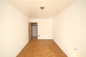 Kleines Zimmer mit Wohnungstür - 