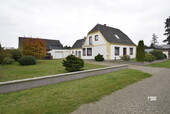 Gesamtansicht mit Haus und Garage - Solides Haus aus 1937 mit 939 m² Grundstück + Garage + Garten + Anbau mit Renovierungsbedarf