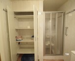 k-Dusche mit Spritzschutzwand und Schranksyystem - 