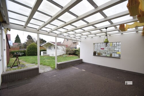 k-überdachte Terrasse mit Blick auf das Gartenhaus - 