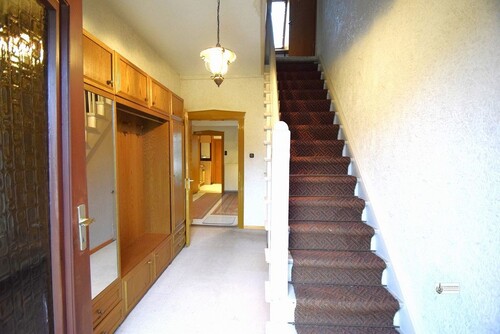 k-Blick in den Hausflur mit Holztreppe ins OG - 