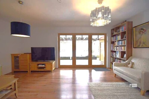 6 Wohnzimmer mit Terrassentüren - 