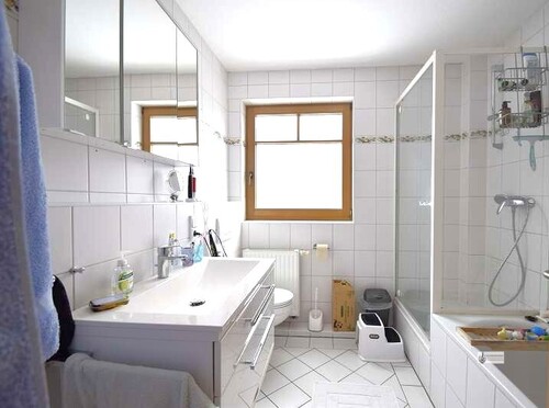 17 Bad mit Dusche und Badewanne + großem Waschtisch - 