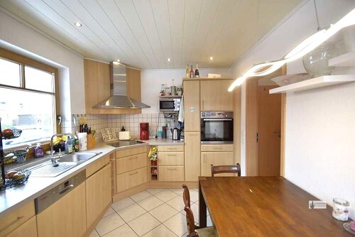 9 Einbauküche mit Esstisch - 