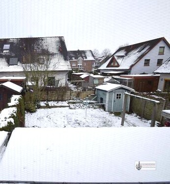 23 Blick in den Garten mit Holzhütte - 