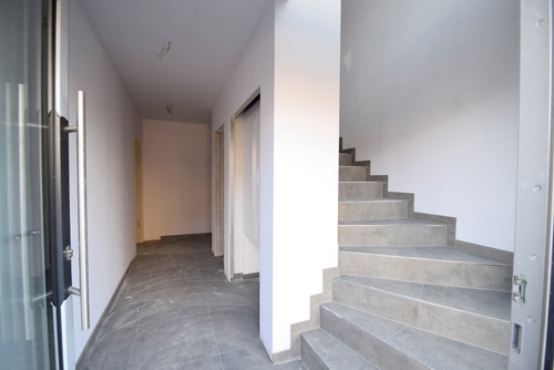 Blick in den Hausflur mit Treppe ins OG - 