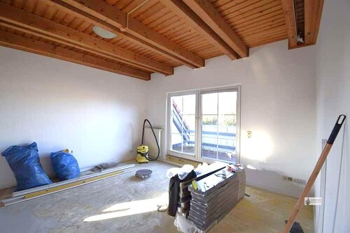 Das Wohnzimmer bekommt gerade einen neuen Vinylboden - 