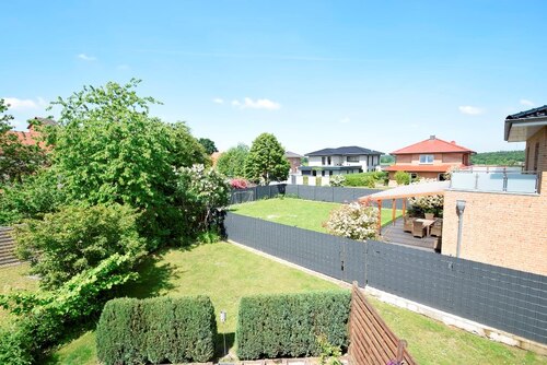 16. Ausblick in den gepflegten Garten - 