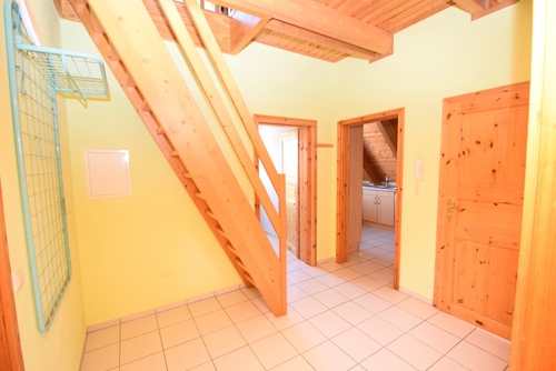9. Flur mit Holztreppe ins Dachgeschoss - 