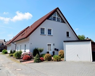 Gemütliche + renovierte Maisonette-Wohnung EBK, vielseitig nutzbarer Spitzboden Garage + Stellplatz - Syke / Steimke
