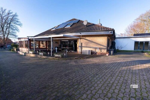 Wohngebäude Westseite mit Anbau Schwimmbad - 