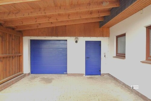 Carport vor der Garage mit Werkstattraum - 