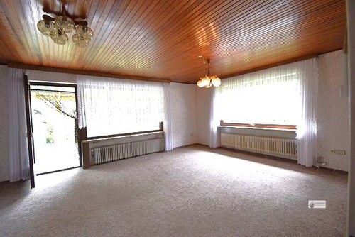 Großes Wohnzimmer mit Zugang zum Wintergarten - 