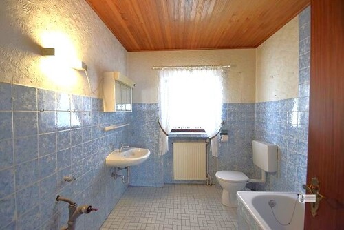 Badezimmer ist sanierungsbedürftig - 