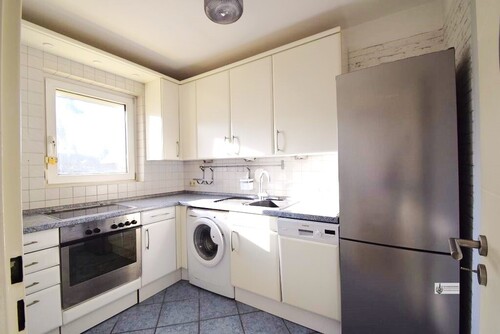 Einbauküche mit elektrischen Geräten - Große 71 m² 3 Zimmer Wohnung mit Einbauküche und Balkon