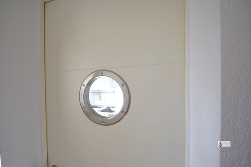 Maritimes Bullauge in der Küchentür - 