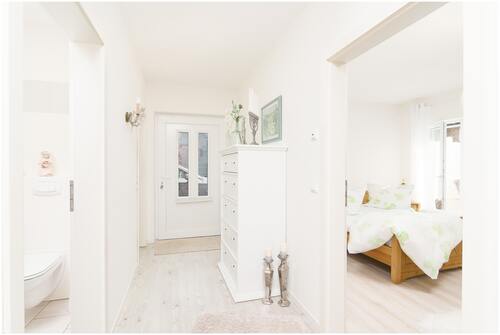 Flur - Blick in Schlafzimmer & Badezimmer - 