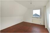 Schlafzimmer 1 - Dachgeschoßwohnung mit 97,00 m&sup2; in Westoverledingen zur Miete
