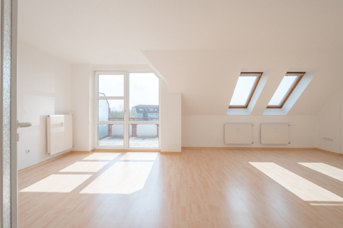 Wohnzimmer - 2 Zimmer Dachgeschoßwohnung zur Miete in Borna
