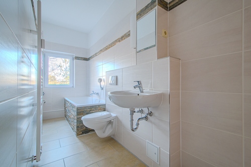 Wannenbad mit Fenster - 