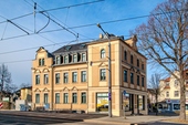 Hausansicht - IDEALE FLÄCHE FÜR PRAXIS ODER BÜRO IM HOCHPARTERRE – ZENTRAL GELEGEN – PKW-STELLPLATZ – GROSSES WC