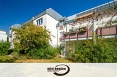 Hausansicht Terrasse - BEZUGSFREI – GROSSE TERRASSE – TAGESLICHTBAD MIT WANNE & DUSCHE – TOP LAGE – STELLPLATZ