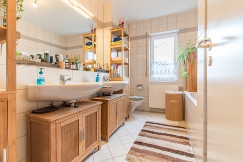 Wannen-Duschbad mit Fenster - 
