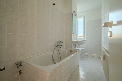 Wannenbad mit Fenster - 