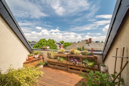 Blick vom Balkon - DACHTERRASSE – WANNEN-DUSCHBAD MIT FENSTER – GÄSTE-WC – EINBAUKÜCHE – MAISONETTE