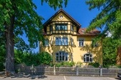 Hausansicht - BLASEWITZ – BÜRO MIT 3 RÄUMEN – VILLA – PKW-PARKFLÄCHEN – NEUER BODENBELAG – RUHIG & ZENTRAL GELEGEN