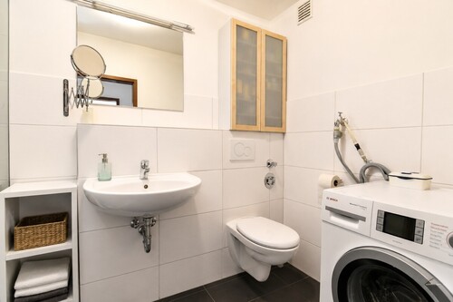 Badezimmer mit Dusche und Waschmaschinenanschluss - 
