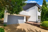 Garage und Einfahrt - 6 Zimmer Einfamilienhaus in Eppstein
