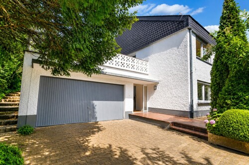 Garage und Einfahrt - 6 Zimmer Einfamilienhaus in Eppstein