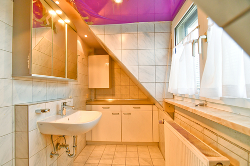 Badezimmer mit Badewanne im DG - 