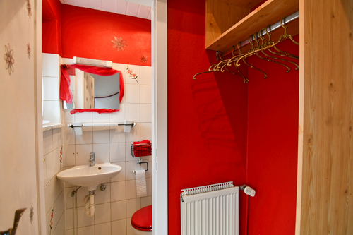 Eingangsbereich mit Garderobe und Gäste-WC - 