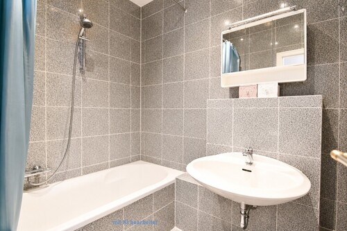 Bad mit Wanne - 