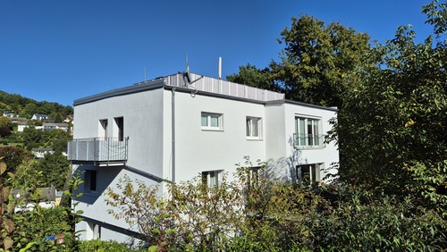 Hausansicht - Penthouse-Charakter 4 Zi ETW mit 2 Balkonen und Dachterrasse