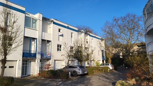 Vorderansicht - Wieder verfügbar! RMH mit Garage, 2 Balkonen, Garten und Terrasse